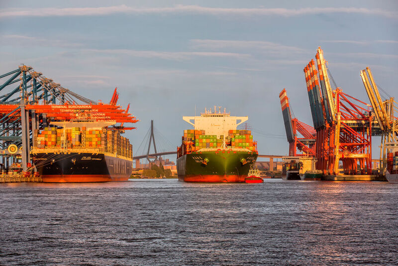 Ein Containerschiff im Hamburger Hafen. Wie Hamburg Hafen Marketing (HHM) jetzt informiert, werden die Norddeutschen jetzt intensiver mit dem litauischen Hafen Klaipedas zusammenarbeiten. Hier mehr dazu ...