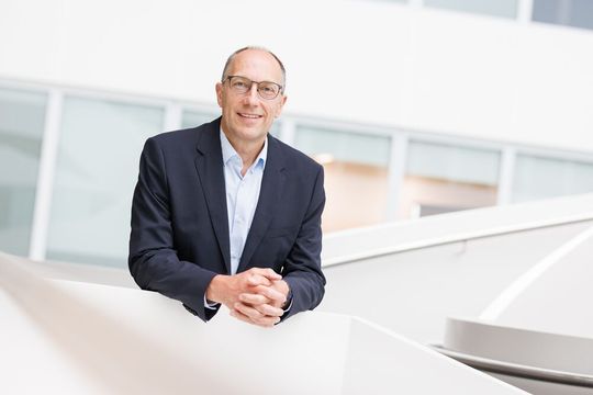 Peter Mohnen, der bisherige Vorsitzende des Kuka-Vorstandes, will das Unternehmen bald verlassen. Ganze 13 Jahre lang führte er die Geschicke des Roboterspezialisten mit. Er habe großen Anteil an Rekordergebnissen.(Bild:  Kuka)