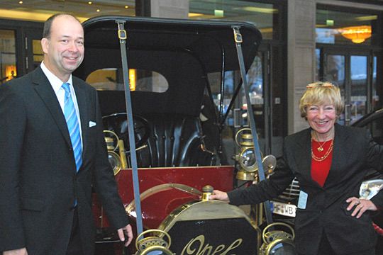 Ein Original: ZDK-Hauptgeschäftsführer Dr. Axel Koblitz und Heidi Hetzer, Besitzerin des 100-jährigen Opel. (Archiv: Vogel Business Media)