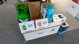 Selbst auf großen Messen, wie hier auf der Automechanika, bieten Hersteller bzw. Importeure illegale Kältemittel in Einwegflaschen an. (Bild: Dominsky – VCG)