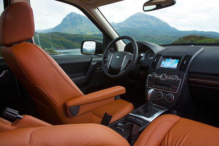 Im Innenraum fällt die neu gezeichnete Mittelkonsole auf. Integriert sind zwei Monitore: ... (Land Rover)