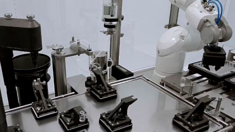 Robotergesteuerte Vial-Füllmaschine mit einer Planarmotor-Technologie(Bild:  Steriline)