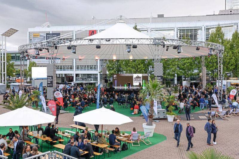 An fast jedem Abend lädt eine Happy Hour mit Musik und Getränken zu einem entspannten Tagesausklang ein. (Bild: Messe Frankfurt Exhibition GmbH / Jens Liebchen)