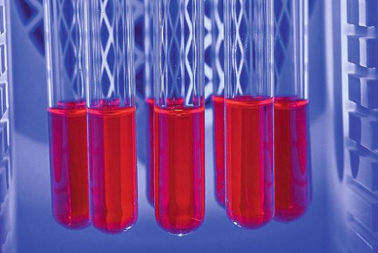 Photoreaktor mit Photokatalysatoren (rote Lösung) die mit blauem LED Licht kontrolliert bestrahlt werden. Photoreaktor mit Photokatalysatoren (rote Lösung) die mit blauem LED Licht kontrolliert bestrahlt werden.