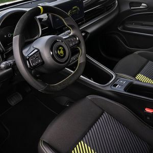 Der Innenraum wurde sportlich aufgewertet.(Bild:  Abarth)