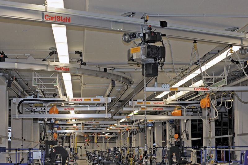 Bild 3: Hunderte Alukranschienen finden sich an den Decken in vielen Produktionen, wo Arbeitssicherheit groß geschrieben wird. (Bild: Carl Stahl)