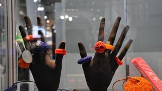 Kunststoff-Produkte aus dem 3D-Drucker, ausgestellt in der Vitrine der Teufel Prototypen GmbH. (Bild: Isenburg)