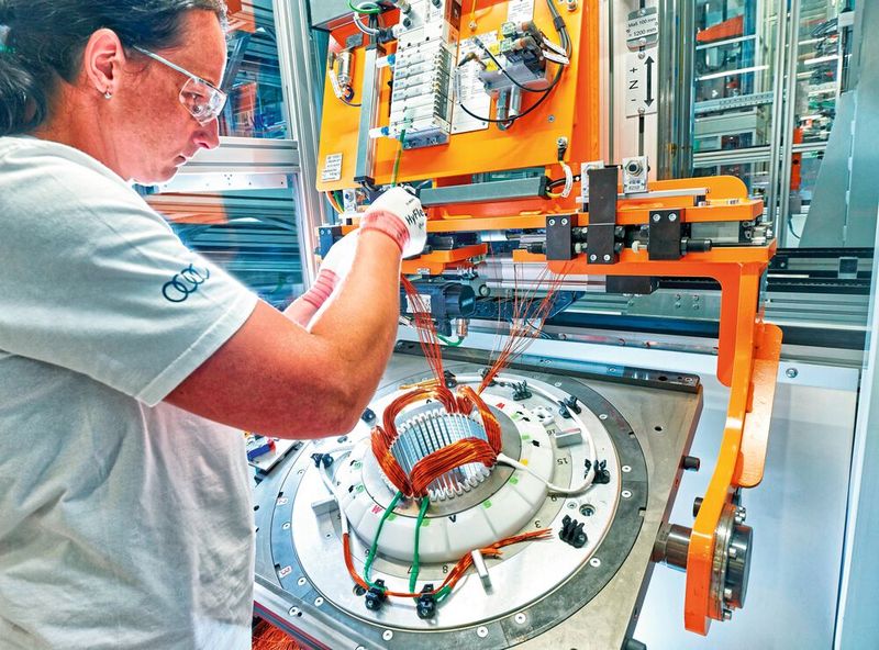 Verschlauchen der Spulenausführungen bei Audi in Ungarn. (Bild: Audi AG)