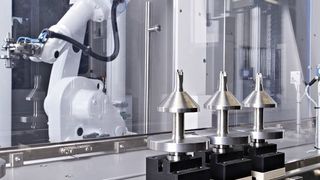 Den Prozess im Visier: Bei Imstec entstehen unter anderem automatisierte Fertigungslinien wie diese Anlage mit einem individuell angepassten Robotergreifer zum sicheren Transport von medizintechnischen Komponenten und Produkten. (Imstec)