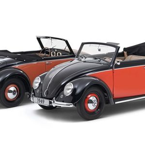 Bereits vom allerersten Käferprototypen („W30“) gab es eine Cabrioversion. Auch als der Käfer nach dem Krieg so richtig ins Laufen kam, gab es eine solche. Anfangs, von 1949 bis 1952, sogar in zwei Varianten von zwei Herstellern. So als Zweisitzer von der Hebmüller (l.) sowie als Viersitzer von Karmann (r.). Von ersterem waren gerade einmal 696 Fahrzeuge entstanden, als ein Großfeuer das komplette Hebmüller-Werk zerstörte. Heute ist ein solcher „Hebmüller“ im guten Zustand bis zu 170.000 Euro wert.(Bild:  Volkswagen AG)