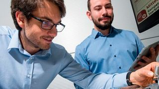 Steffen Klein (l.) und Christopher Schnur aus dem Team von Professor Andreas Schütze forschen an dem neuen Wartungssystem, das Sensoren an Industrieanlagen smart macht. (Bild: Oliver Dietze)
