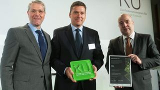 Norbert Röttgen, Bundesminister für Umwelt, Naturschutz und Reaktorsicherheit, Claus Möhlenkamp, Sprecher des Management Boards von Freudenberg Sealing Technologies, Dr. Markus Kerber, Hauptgeschäftsführer des Bundesverbandes der Deutschen Industrie e.V. (BDI) (v.l.n.r.)  (Bild: Freundenberg Sealing Technolgies)