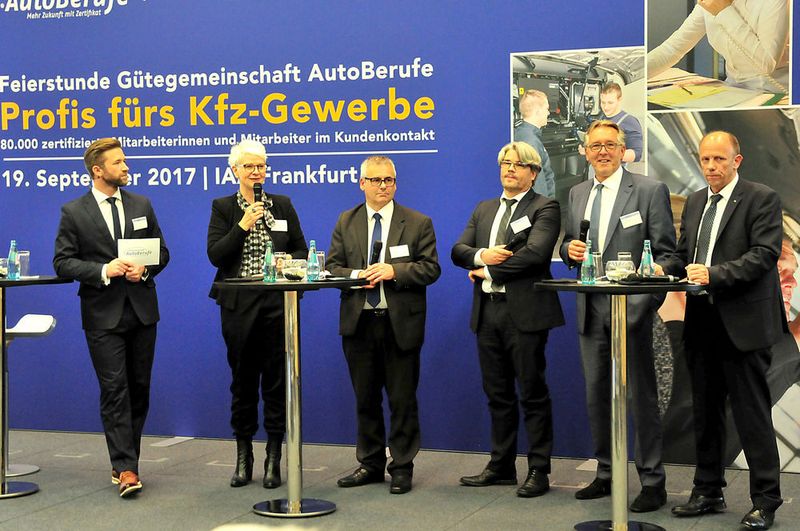 In einer Diskussionsrunde zeigten die fünf Geschäftsführer der Gütegemeinschaften auf, welche Herausforderungen künftig auf die Aus- und Weiterbildung im Kfz-Gewerbe zukommen: (v. li.) Sascha Kalupke (Moderator), Birgit Behrens (ZDK), Peter Schieder (Mitsubishi Motors), Heiko Schmidt (Audi), Frank Wielpütz (Toyota), Uwe Behrens (Volkswagen).  (Schmidt/»kfz-betrieb«)