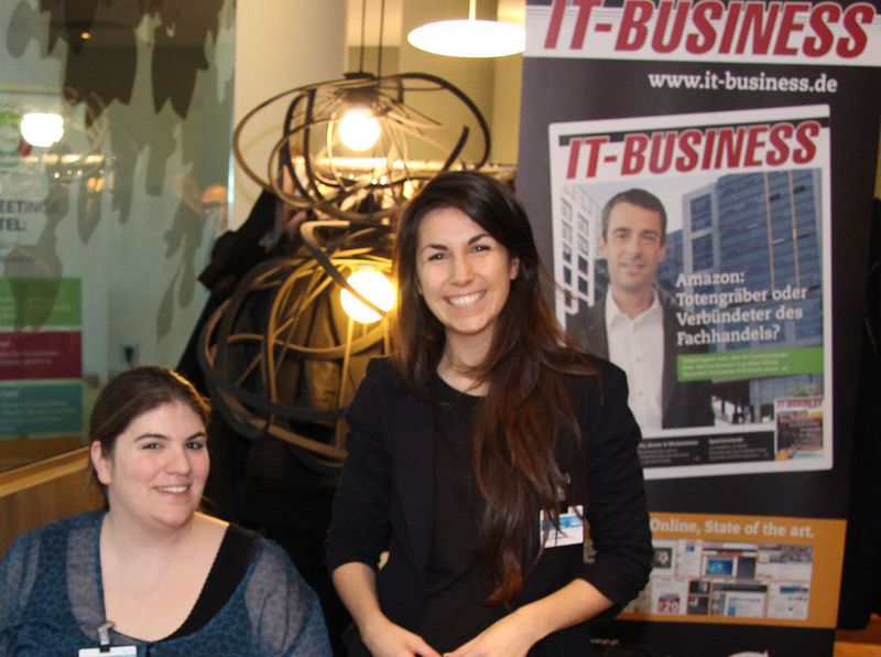 Stéphanie Taubenberger und Viviane Schickentanz (Vogel IT-Akademie) begrüßten die Teilnehmer am Check-In. (Vogel IT-Medien)