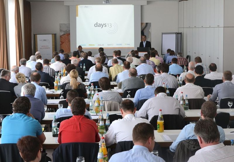 Dr. Dietmar Hunold von Heat 11 begrüßt die Teilnehmer der 