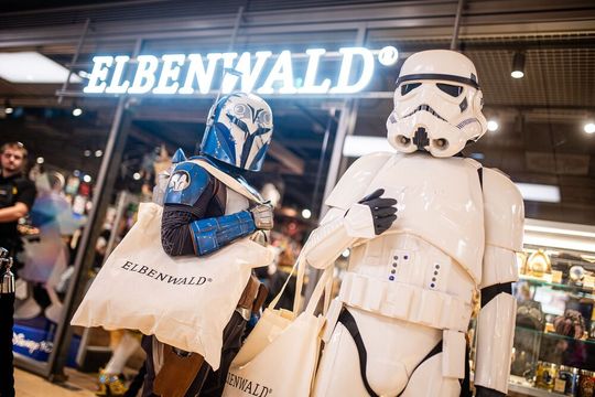 Element Logic, eigenen Angaben zufolge selbst großer Fan von Star Wars und Herr der Ringe, hat jetzt den Auftrag über die Lieferung einer Autostore-Anlage von Elbenwald zur Kommissionierung von dessen Merchandise-Artikeln erhalten.(Bild:  Elbenwald)