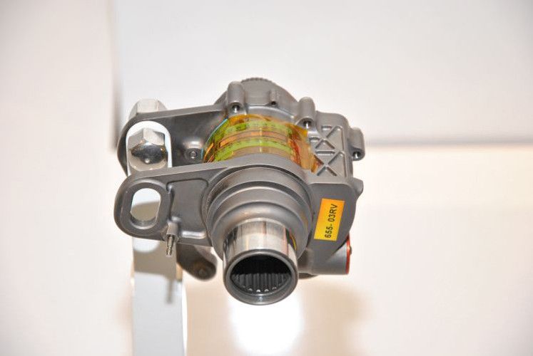 Was bin ich? Hätten Sie's gewusst? Ganz einfach: Hier handelt es sich um einen „Rotationsstoßdämpfer“, wie ihn ZF 2004 für den Formel-1-Ferrari Typ 655 und dessen Hinterachse fertigte. (Foto: Dominsky)