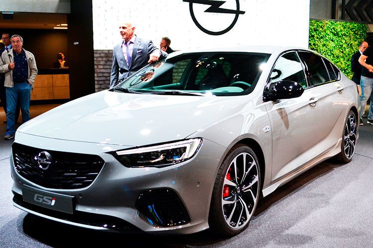 Außerdem belebt der Hersteller sein Traditionskürzel GSi neu. Beim neuen Insignia kommt der Zusatz „Grand Sport Injection“ nun wieder zum Einsatz – nur leider ohne jegliche Leistungssteigerung. (Seyerlein/»kfz-betrieb«)