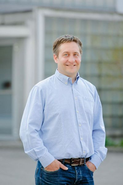 „Mittels QR-Code kommt der Kunde via unsere App zu sämtlichen Informationen, die wir für den Auftrag abgelegt haben“, sagt Dominik Weibel, Co-Geschäftsführer und -Inhaber der Emde Blechfabrik. (Bild: eMDe)