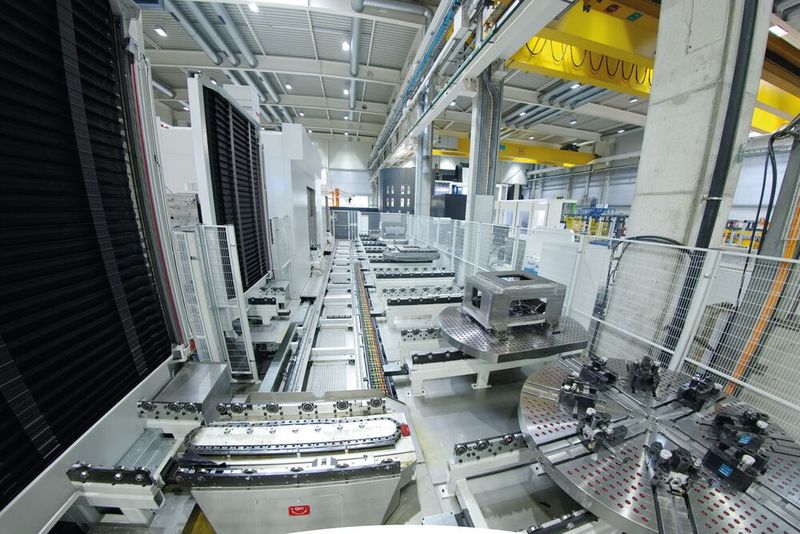 Blick in den von Reiden konzipierten Palettenspeicher. Die Techniker von Reiden konnten zwei Paletten mehr integrieren, als standardmässig vorgesehen ist, und damit mehr Produktionskapazität realisieren. (Bild: Matthias Böhm)