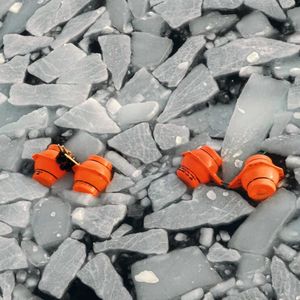 Um über ein Jahr an einem Ort Ozeantemperaturen und Strömungsgeschwindigkeiten zu messen, werden Messinstrumente an einem Seil aufgereiht, welches am Ozeanboden verankert ist. Auftriebskugeln (orange) sorgen dafür, dass die so genannte Verankerung im Wasser steht und nicht auf den Boden fällt. Wenn die Verankerung geborgen werden soll, wird sie mittels eines akustischen Signals angepingt und treibt dann (aufgrund der Auftriebskugeln) zurück an die Ozeanoberfläche von wo aus sie eingesammelt wird.(Bild:  Andreas Preußer, Alfred-Wegener-Institut)