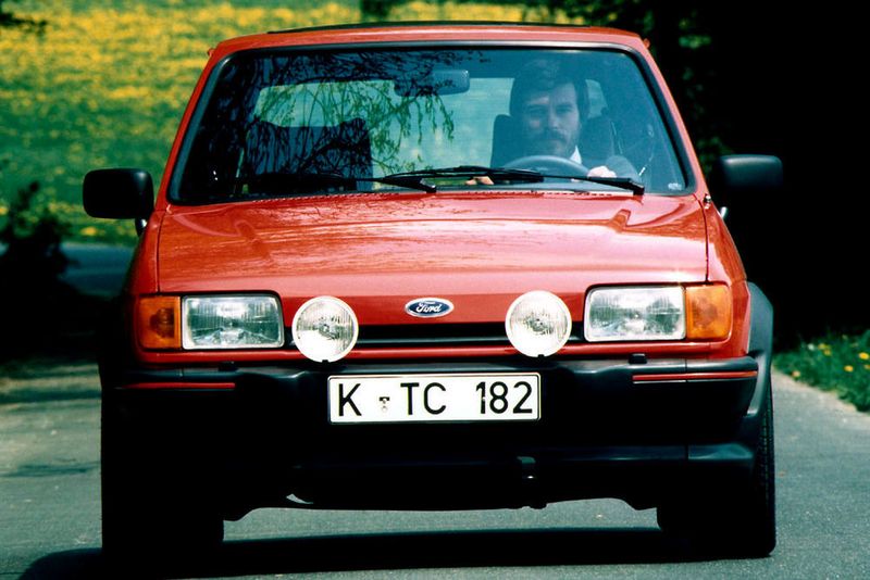 Im August 1983 wurde die zweite Generation des Kleinwagens präsentiert. Die Frontpartie wurde vor allem strömungsgünstig neu gestaltet. (Ford)