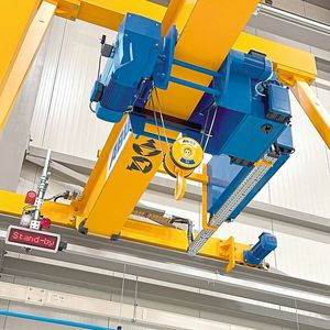 Die Einträger-Laufkrane von Abus werden in der Montage von Vekoma Rides eingesetzt, dem Spezialisten für Achterbahnen und andere Attraktionen. (Bild: Abus)