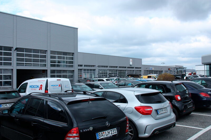 Der Mercedes-Benz-Betrieb von Auto-Scholz in Bamberg platzt aus allen Nähten. Nicht nur im Außenbereich, ... (Faust / »kfz-betrieb«)