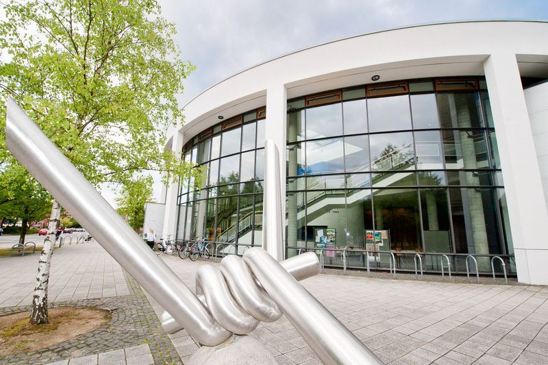 2023 – Platz 10: Uni Oldenburg 4,1/5 Sterne  ★ ★ ★ ★ ✩   Die Top 10 der besten Universitäten für Biologie und Biowissenschaften eröffnet die Carl von Ossietzky Universität Oldenburg, voriges Jahr noch auf Platz 7.          Aus der Forschung: Wissenschaftler der Universitäten Cambridge und Oldenburg haben herausgefunden, dass bestimmte in Seen lebende Bakterien lieber Kunststoffe vertilgen als natürliche Nahrung.  Ebenfalls interessant: Top 10 der besten Universitäten für Chemie. (Carl von Ossietzky Universität Oldenburg)