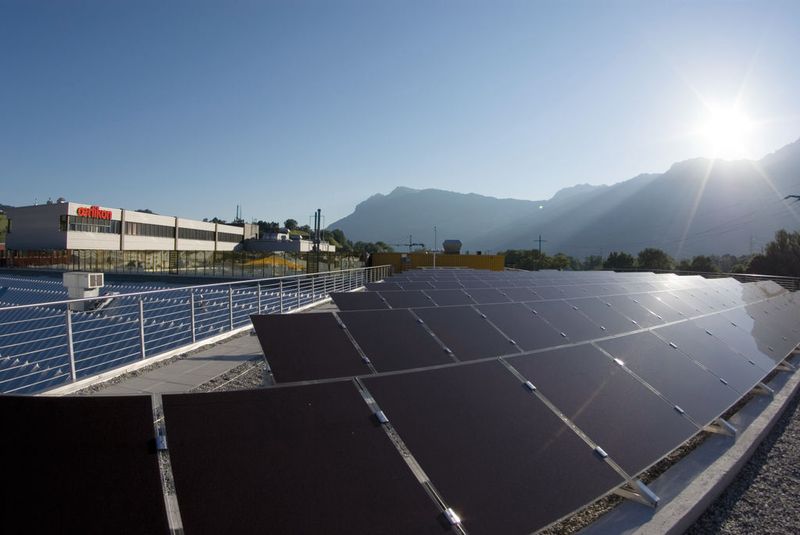 Produzierte Solarmodule, installiert auf dem Flachdach eines Oerlikon-Solar-Gebäudes.  (Bild: Oerlikon Solar)