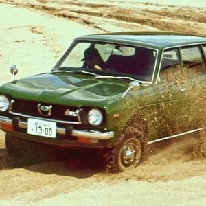 Ein Jahr später kam der Kombi mit Allradantrieb auf den Markt. Er wurde vor den Olympischen Winterspielen 1972 in Sapporo eingeführt, um seine Qualitäten bei widrigen Wetterbedingungen hervorzuheben.(Bild:  Subaru)