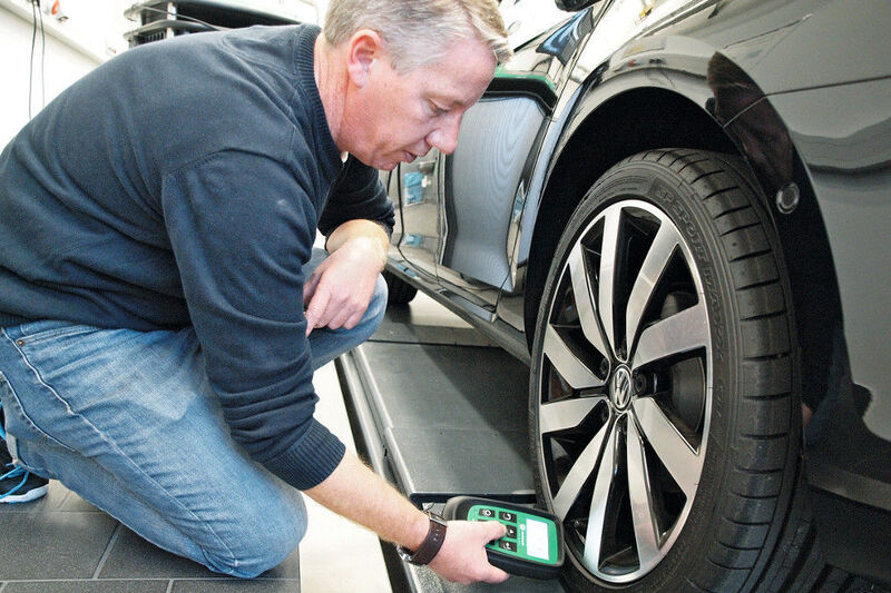 Oft kümmert sich der Meister nach der Reifenmontage durch einen Monteur um das RDKS-System. (Bernd Reich)