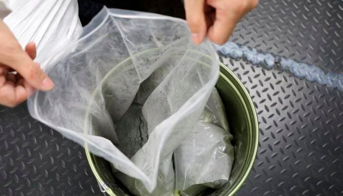 Feines Metallpulver, das zum 3D‑Druck neuer Aluminiumlegierungen verwendet wird. Die Partikel haben Durchmesser von unter 20 Mikrometern. Ein Laser schmilzt diese Partikel Schicht für Schicht, um das finale Metallbauteil aufzubauen. (Bild: Universität Nagoya)