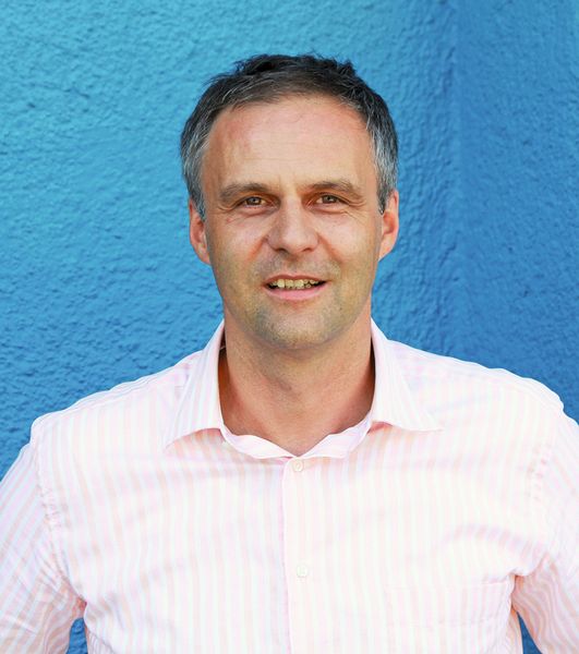 Jürgen Moser, CEO der STM Stein-Moser GmbH: «Eine neuartige Konstruktion der Abrasiv- und Hochdruckzufuhr macht das Anwendungsspektrum unserer Anlagen grenzenlos: Sie erlaubt eine endlose Spiralbewegung. Im 3D-Bereich bedeutet das annähernd senkrechte Schnitte bei doppelter Schneidgeschwindigkeit.» (Bild: STM)