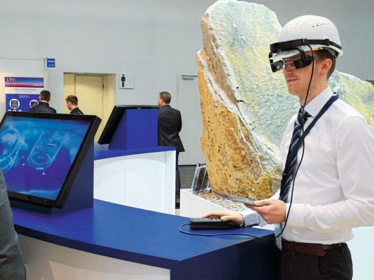 Remote-Support-Anwendung „Smart Glasses“: Experten in einer Büroumgebung können sich mit dem Inbetriebnahme- oder Wartungspersonal vor Ort verbinden, um spezifische Probleme zu lösen.(Bild:  Takraf)