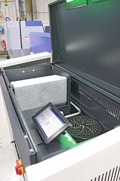 Die Knoll-Hochdruckstation Lubi Cool-M: Unter dem Deckel verbirgt sich neben der leistungsstarken KTS-Hochdruckpumpe ein effizienter KF-Bandfilter und das Touchpad des bedienerfreundlichen Steuerungssystems. (Bild: Knoll)