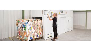 Befüllt werden kann die horizontale Ballenpresse HSM HL 7009 komfortabel mithilfe ihrer hydraulischen Hub-Kipp-Vorrichtung. (HSM)