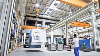 Auf dem Weg an den Bodensee: Die neue Verzahnschleifmaschine LGG 280 ist fertig zum Abtransport aus Kempten. (Liebherr-Verzahntechnik)