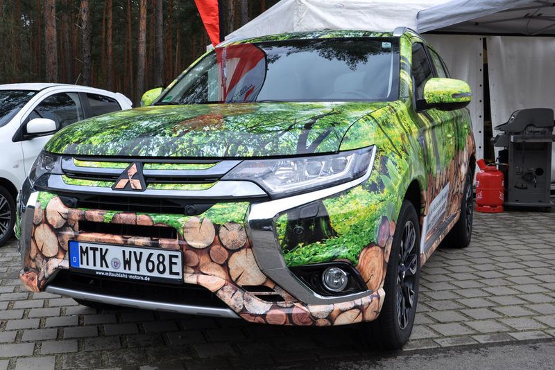 Mit seinen neuen Elementen soll der Mitsubishi seine eigene Erfolgsgeschichte fortschreiben. 2016 war er laut der Marktforschung Jato mit mehr als 21.000 verkauften Einheiten mit Abstand der meistverkaufte Plug-in-Hybrid in Europa. (Seyerlein/»kfz-betrieb«)