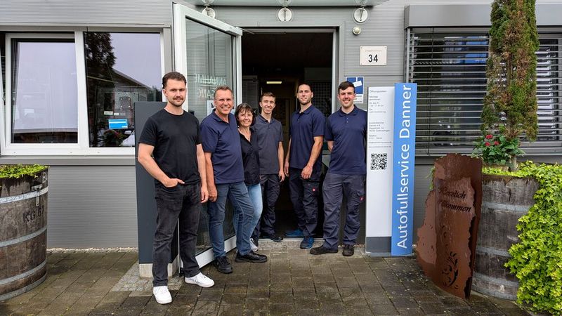 Eine ganz besondere Leistung des kleinen Teams sind die Drive-in-Radwechseltage in Frühjahr und Herbst. Der Kunde fährt selbstständig auf die Werkstatt-Hebebühne, bleibt sitzen und bekommt einen Kaffee. Innerhalb von fünf bis sieben Minuten werden die Räder gewechselt. So schafft Danner 70 Durchläufe in rund vier Stunden. (Bild: Rosenow – VCG)