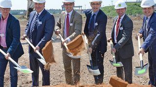 Von links nach rechts: Andre Moritz, Projektleitung, Bremer, Hans-Joachim Brockmeyer, Leitung Geschäftsstelle Nürnberg (Landverkehr, Logistik), Schenker Deutschland, Dr. Michael Fraas, Wirtschaftsreferent der Stadt Nürnberg, Dr. Thomas Böger, Vorstand Kontraktlogistik/SCM, Schenker Deutschland, Torsten Könning, Senior Business Development Manager, Goodman Germany, Joachim Zimmermann, Geschäftsführung, bayernhafen Gruppe. (Bild: DB Schenker)