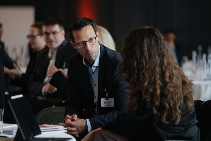 Michael Sommer (Deutsche Telekom) im Gespräch mit Susanne Ehneß (eGovernment). (Bild: Manuel Emme Fotografie)