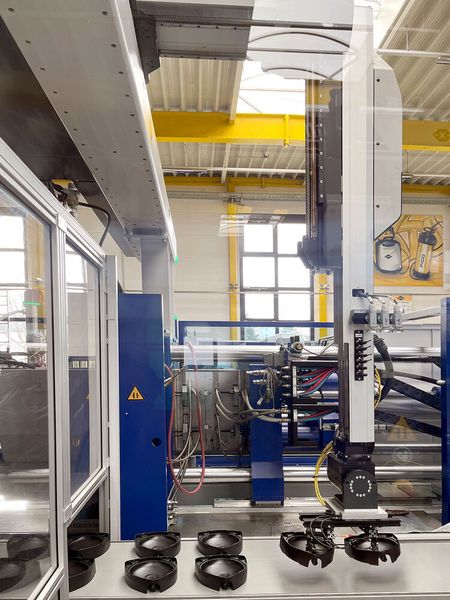 So sieht bei Mesto die Fertigung von Sprühgeräte-Unterteilen mithilfe von Wittmann-Battenfeld- respektive Wittmann-Systemen aus. (Bild: Mesto)