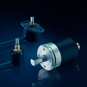 Die neue Generation von Novotechnik-Multiturn-Sensoren: MZ1-2200 (Gehäusedurchmesser 22 mm und Zentralbefestigung zur einfachen Montage – Bild Mitte), der MC1 2800 (Gehäusedurchmesser 30 mm, wahlweise mit Steckkupplung oder indexierter Welle – Bild hinten) und MB1-3600 (Gehäusedurchmesser von 36 mm, für raue Umgebungsbedingungen – Bild vorne).(Bild:  Novotechnik)