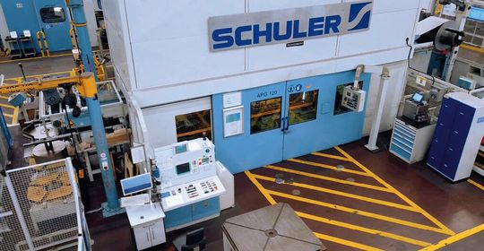 (Siemens-Presswerk: Eine der insgesamt neun Pressen von Schuler, die in die Smart-Factory-Lösung integriert wurden. Bild: Siemens AG)