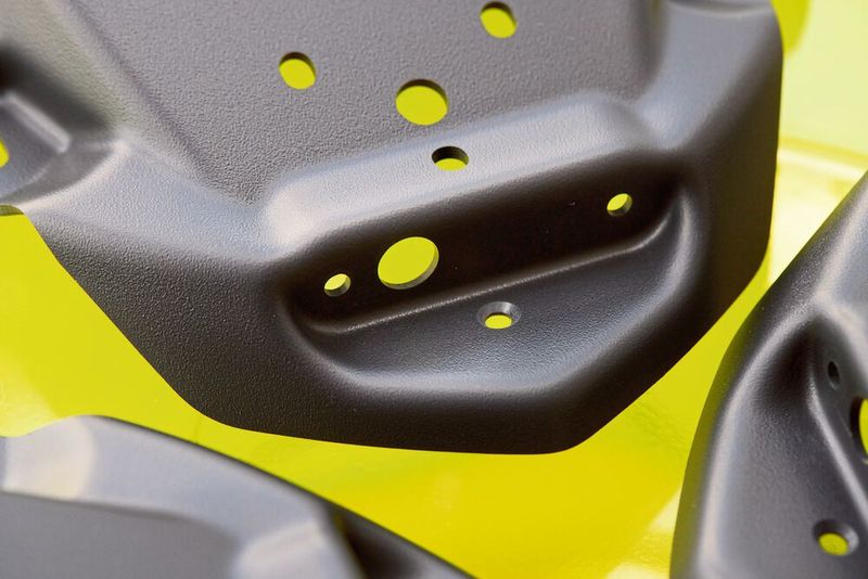 Serienmäßiges 5-Achs-Beschnittfräsen: Fischer produziert Bauteile aus allen gängigen Thermoplasten mit einer Plattenstärke von einem bis zehn Millimeter, deren Oberflächen glatt sind oder eine Struktur aufweisen.  (Bild: HG Grimme/Ralf Baumgarten)