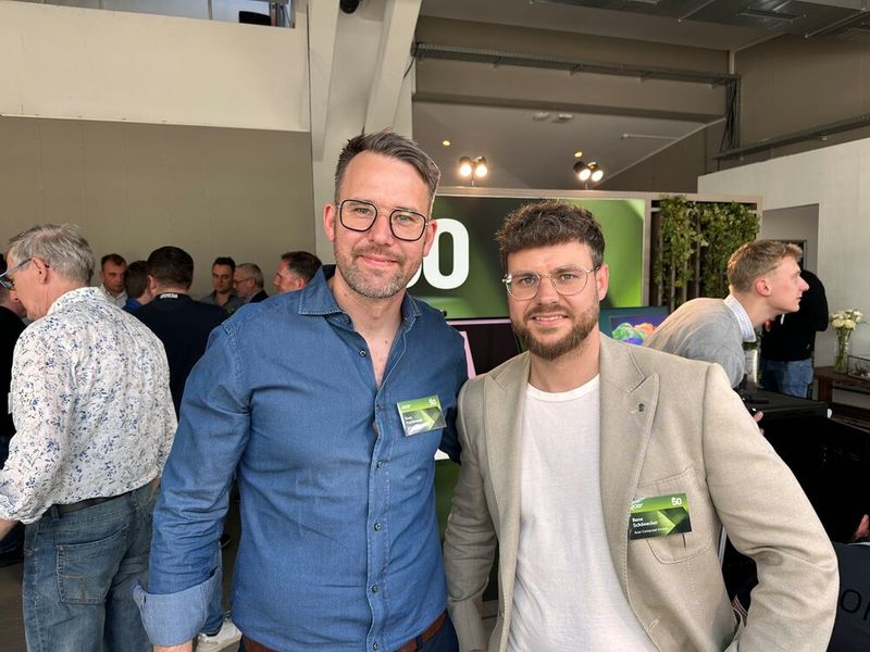 (l. ) Sven Frackowiak (DTW Networks) und Rene Schönecker (ACER) werden ihre Zeichenkünste auch gleich testen. (Bild: Vogel IT-Medien)