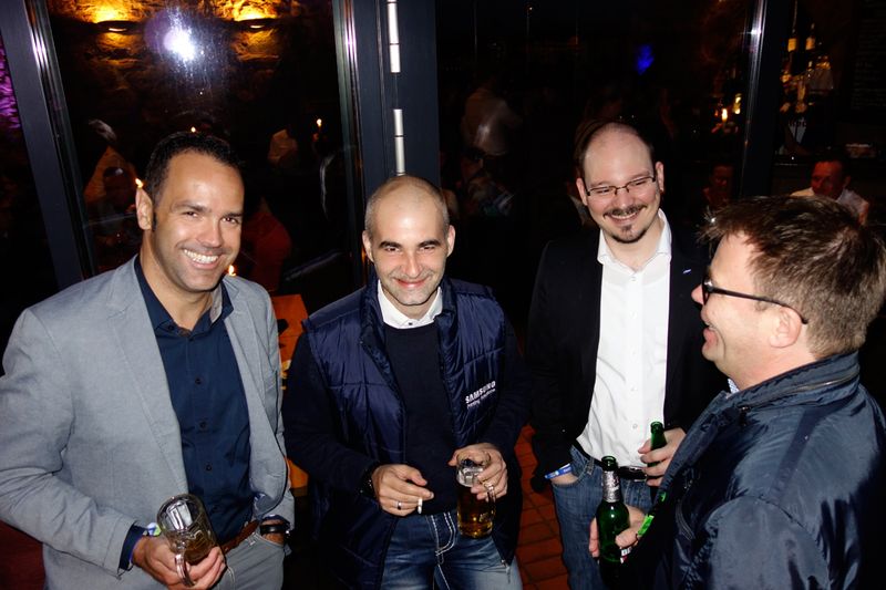 Eine gesellige Truppe (v. l.) Mark Wrzecziono, Steven Pollok und Marcel Binder, Samsung, mit Ingo Zschierlich, bluechip. (Bild: IT-BUSINESS)