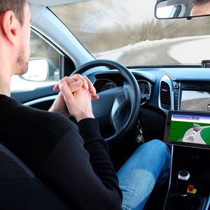 Das selbstfahrende Auto soll seine Umgebung unter anderem mit optischen Sensoren erfassen. Diese müssen nicht nur leistungsfähig, robust und langlebig, sondern auch über viele Jahre verfügbar sein – Anforderungen, dich auch im medizinischen Bereich gelten.