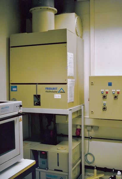 Aus zwei Vorratsbehältern gelangt elektronisch dosiert Natronlauge oder Salzsäure in die Waschflüssigkeit. In der Mitte kann der Nutzer Daten wie z.B. dem erreichten ph-Wert ablesen. (Archiv: Vogel Business Media)